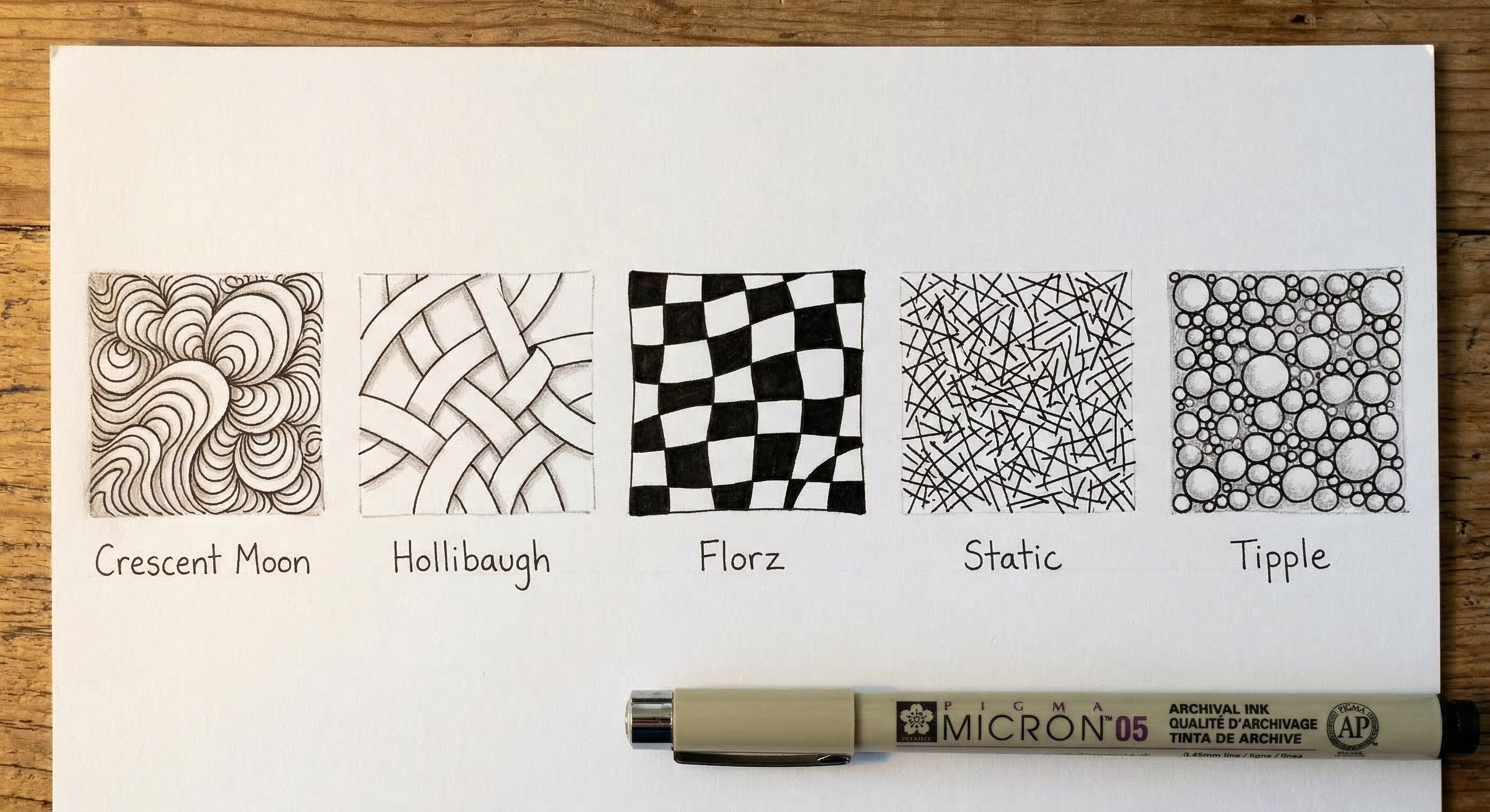 Zentangle Kachel in acht Stadien: von leerer Kachel mit Eckpunkten über String und Muster bis zur fertig schattierten Kachel