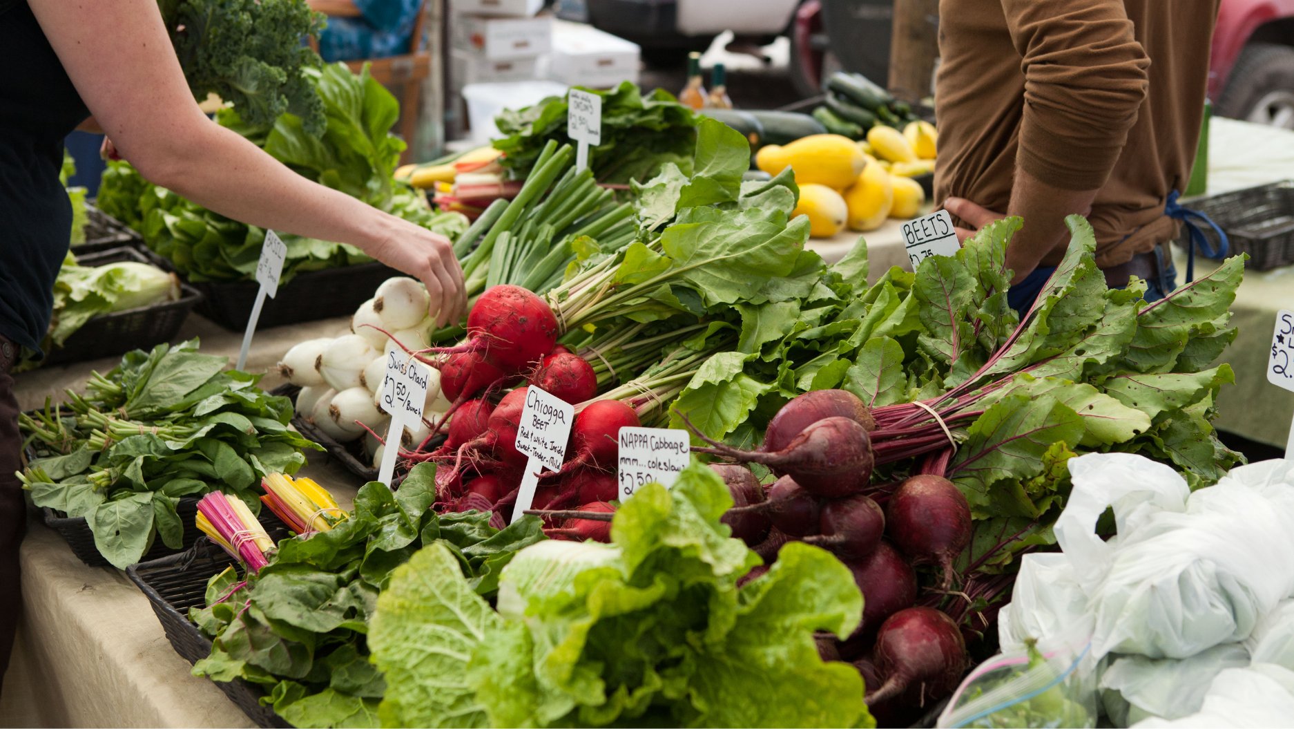 Fresh vegetables at a farmers market illustrating healthy food choices and food safety in the Metagenics Cyclospora gut health article.