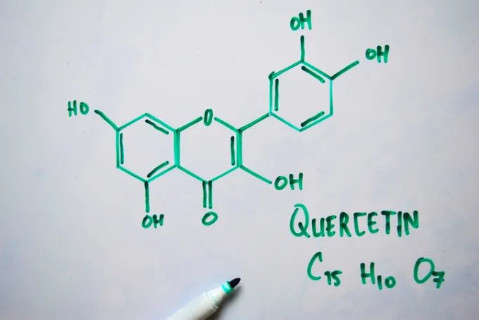 Chemical structure of quercetin with its molecular formula, C15H10O7.