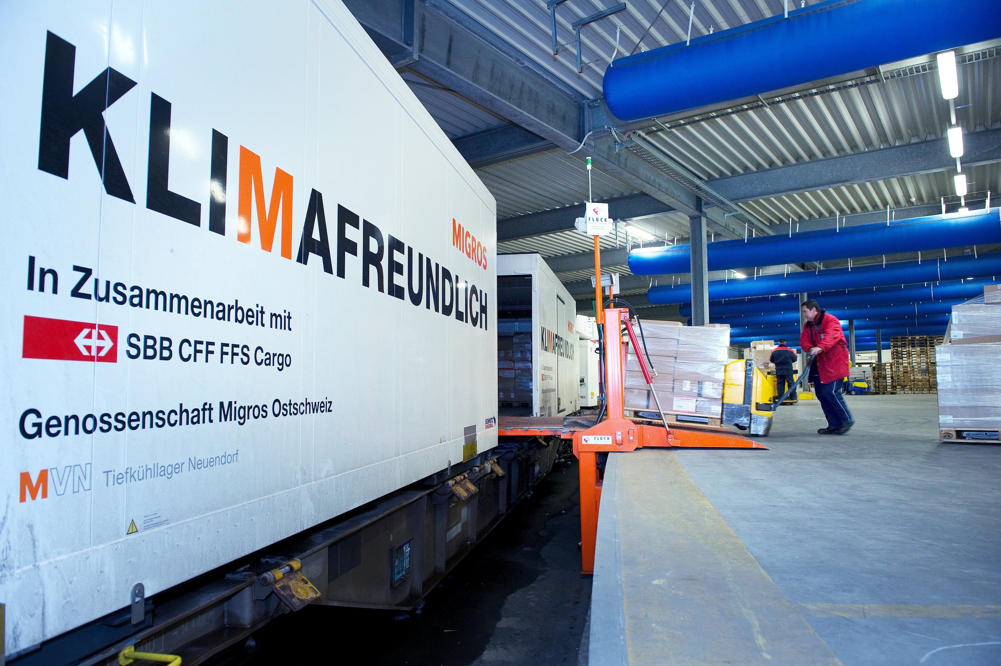 Un wagon de train Migros est chargé au centre de distribution de Neuendorf.