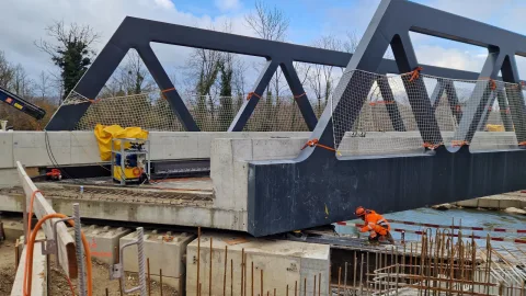 Bauarbeiten zum Ersatz der beiden Bahnbrücken über die Birs
