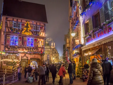 Weihnachtlich dekorierte Häuserfassade in der Altstadt in Colmar