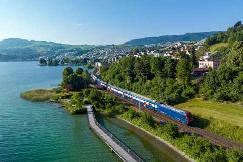 Una ferrovia suburbana lungo il Lago di Zurigo