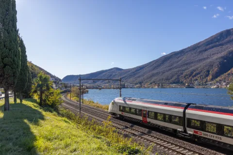 Il treno corre lungo il lago