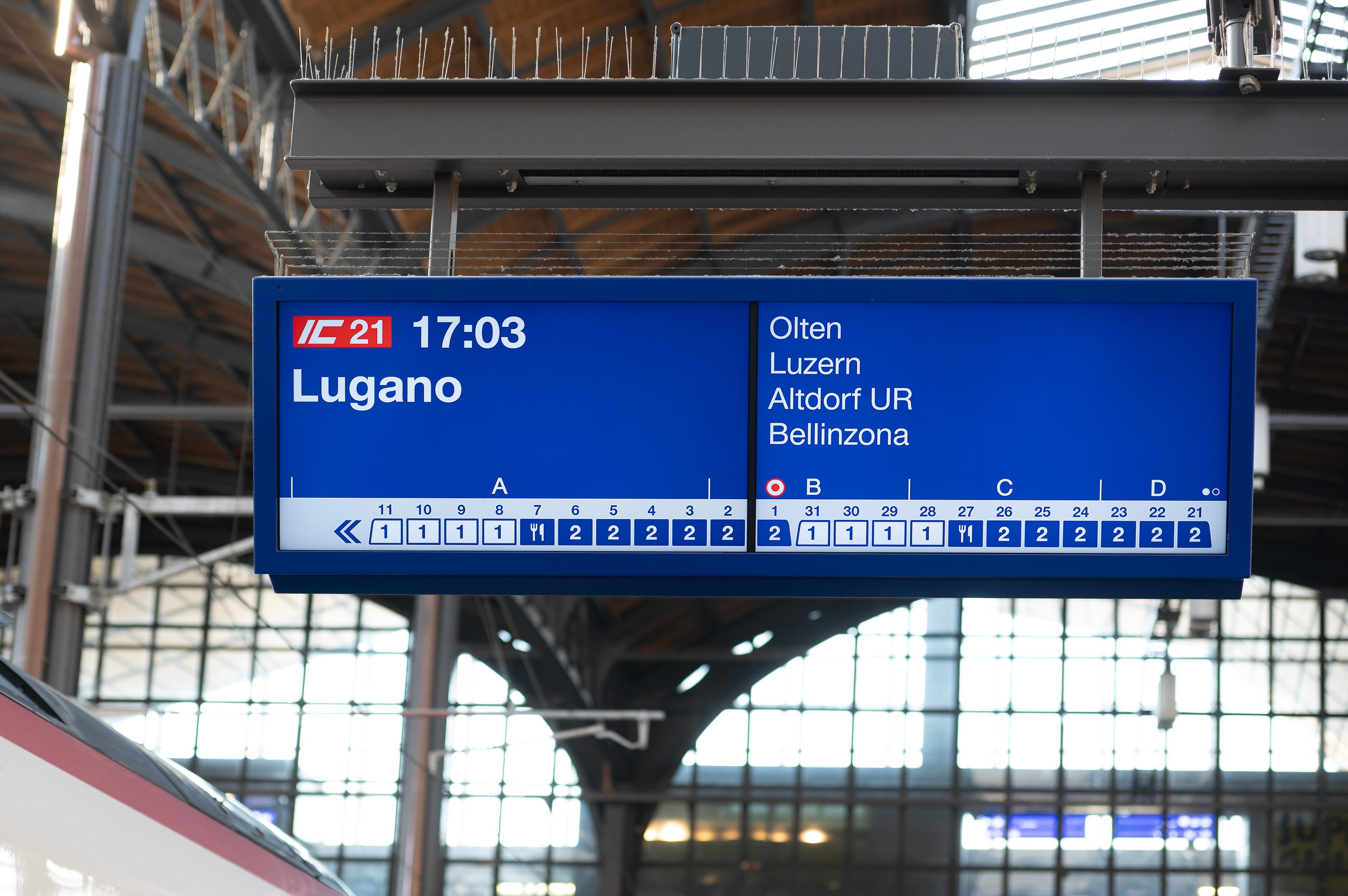 Indicatore di binario con formazione IC21 per Lugano.