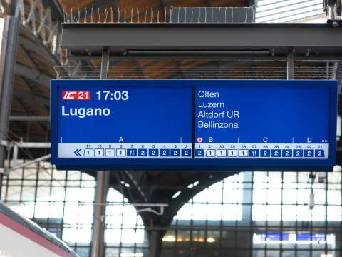 Indicatore di binario con formazione IC21 per Lugano.