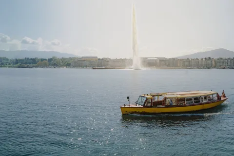 Un bateau sur le Léman avec le Jet d’eau à l’arrière-plan.