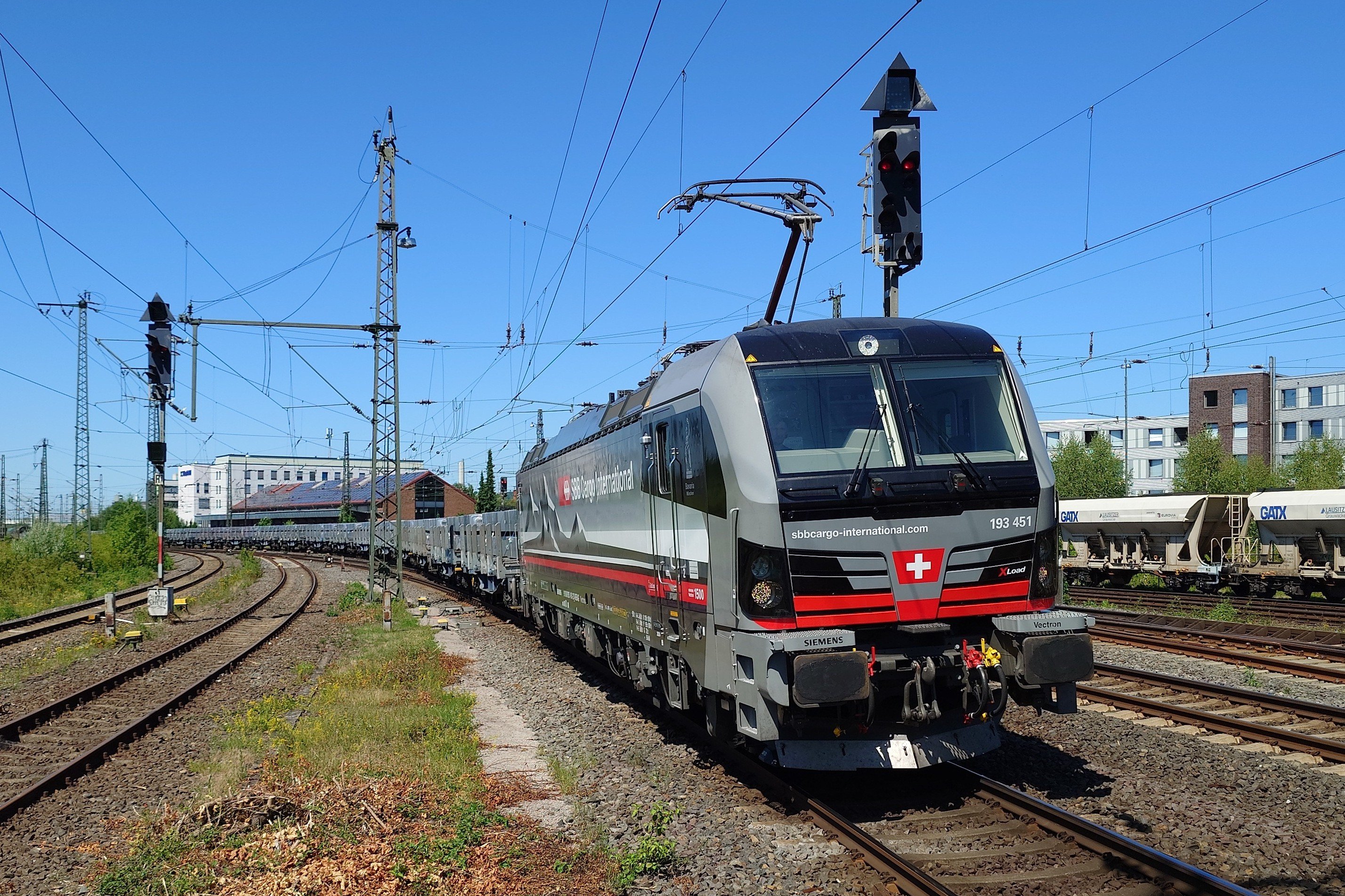Locomotiva Vectron con carri merci carichi di lingotti di alluminio.