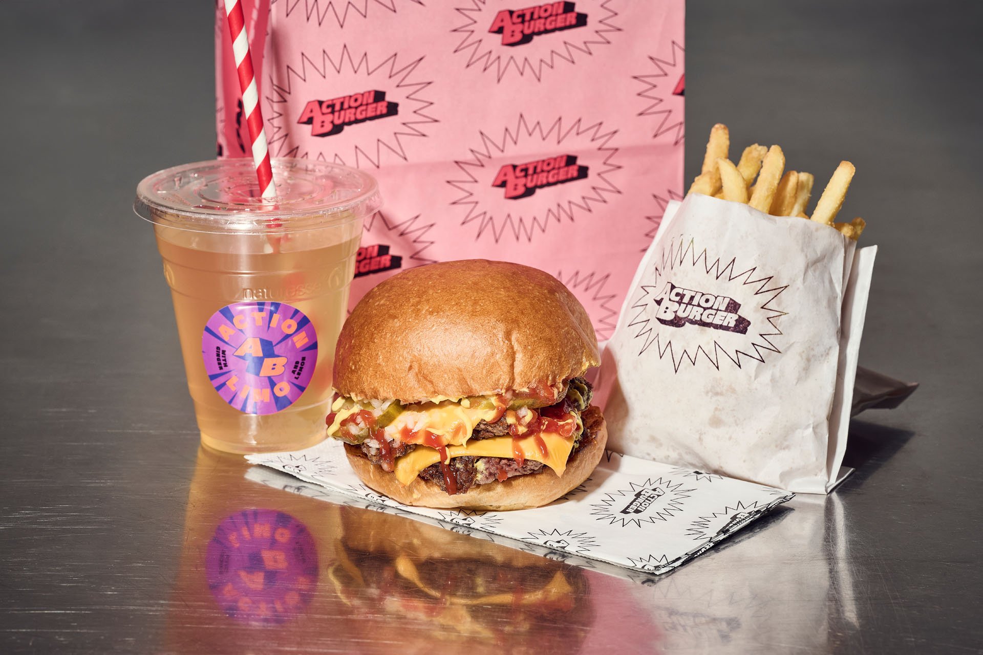 Un menu di Action Burger con hamburger, patatine e bibita.