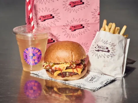 Un menu di Action Burger con hamburger, patatine e bibita.