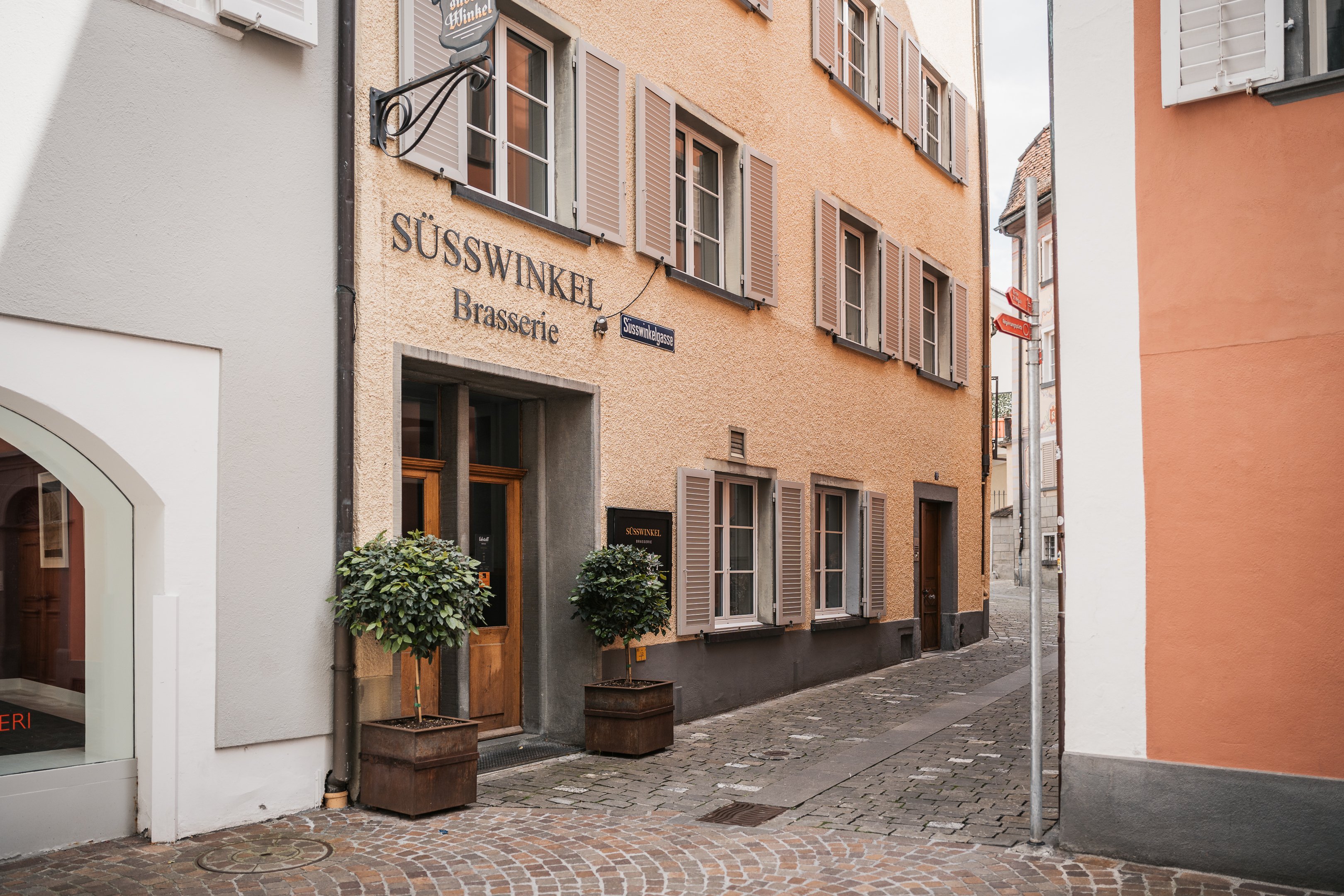 La facciata esterna della brasserie Süsswinkel nel centro storico di Coira.