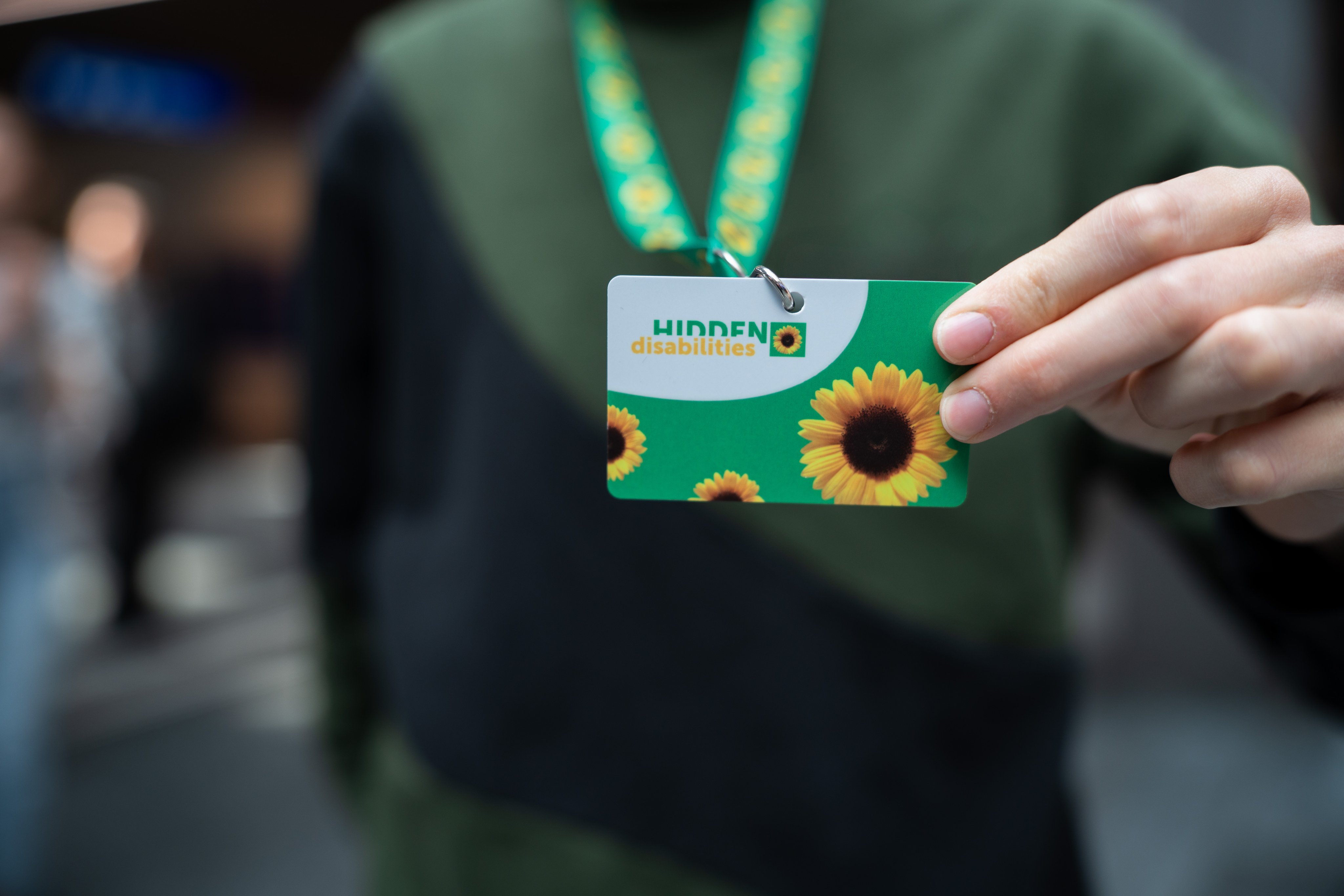 Jemand hält das «Sunflower Lanyard».