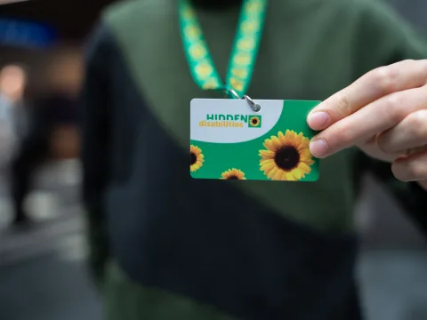 Jemand hält das «Sunflower Lanyard».