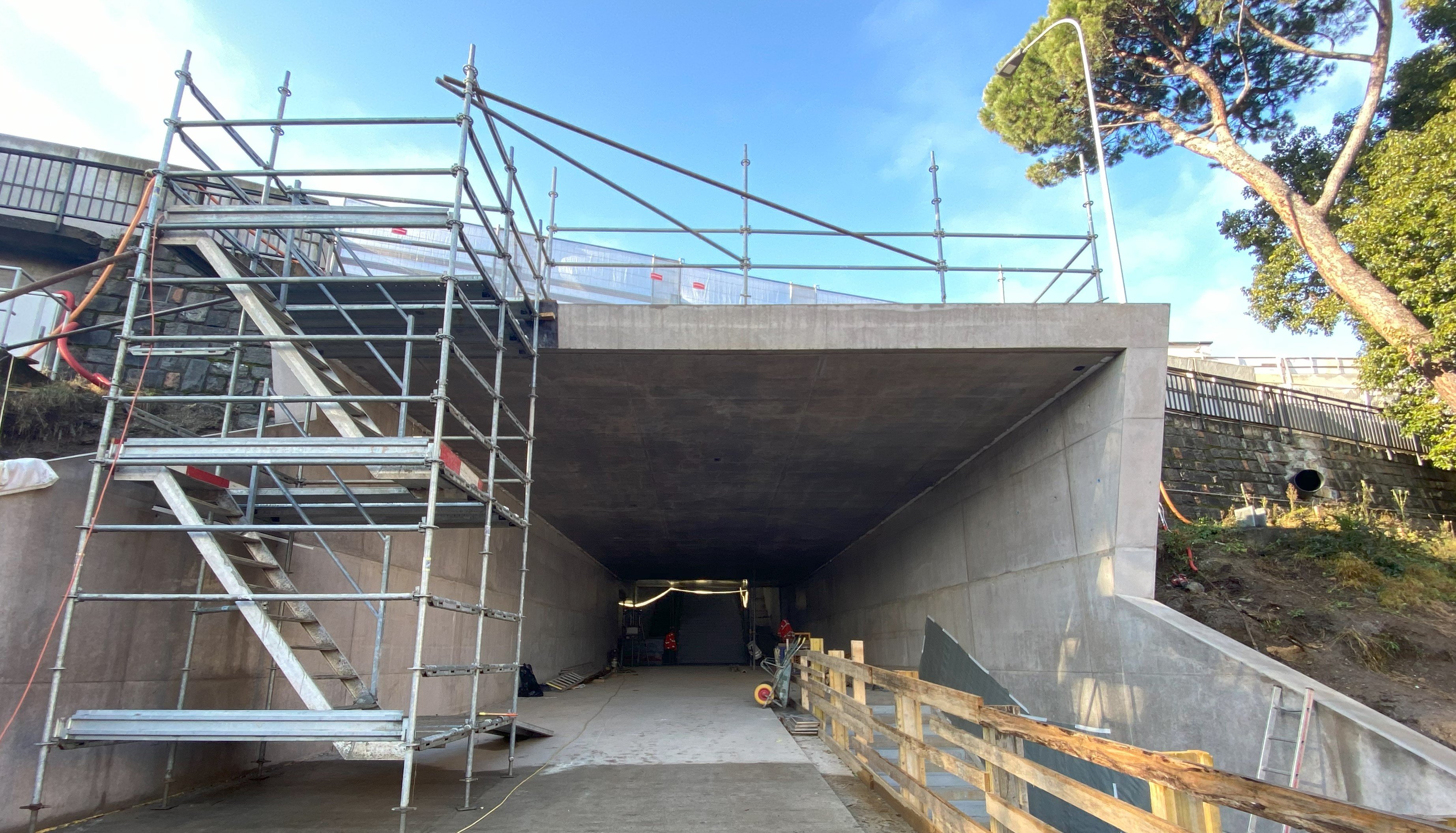 La nuova uscita del sottopasso Besso in calcestruzzo che dà sul Parco del Bertaccio. 