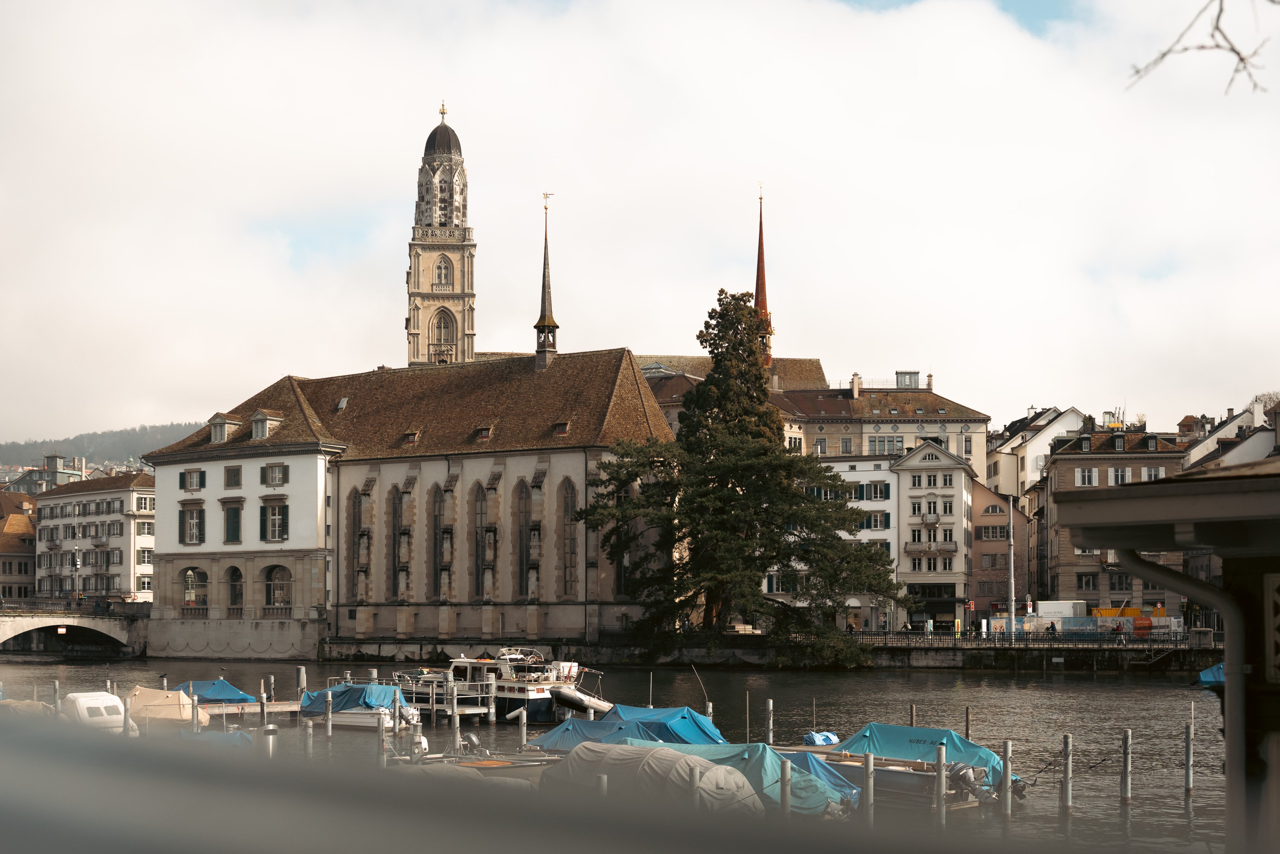 Depuis la rive gauche de la Limmat on aperçoit différents bâtiments historiques et églises se trouvant de l’autre côté du fleuve.  