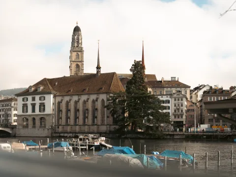 Depuis la rive gauche de la Limmat on aperçoit différents bâtiments historiques et églises se trouvant de l’autre côté du fleuve.