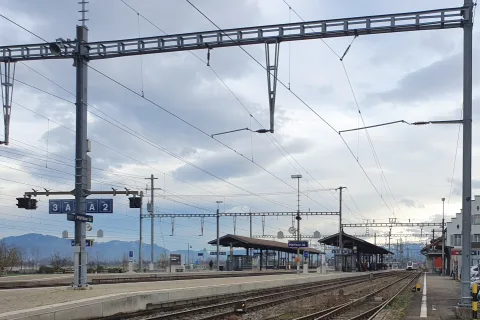Der Bahnhof Pfäffikon mit den zwei Mittelperrons.