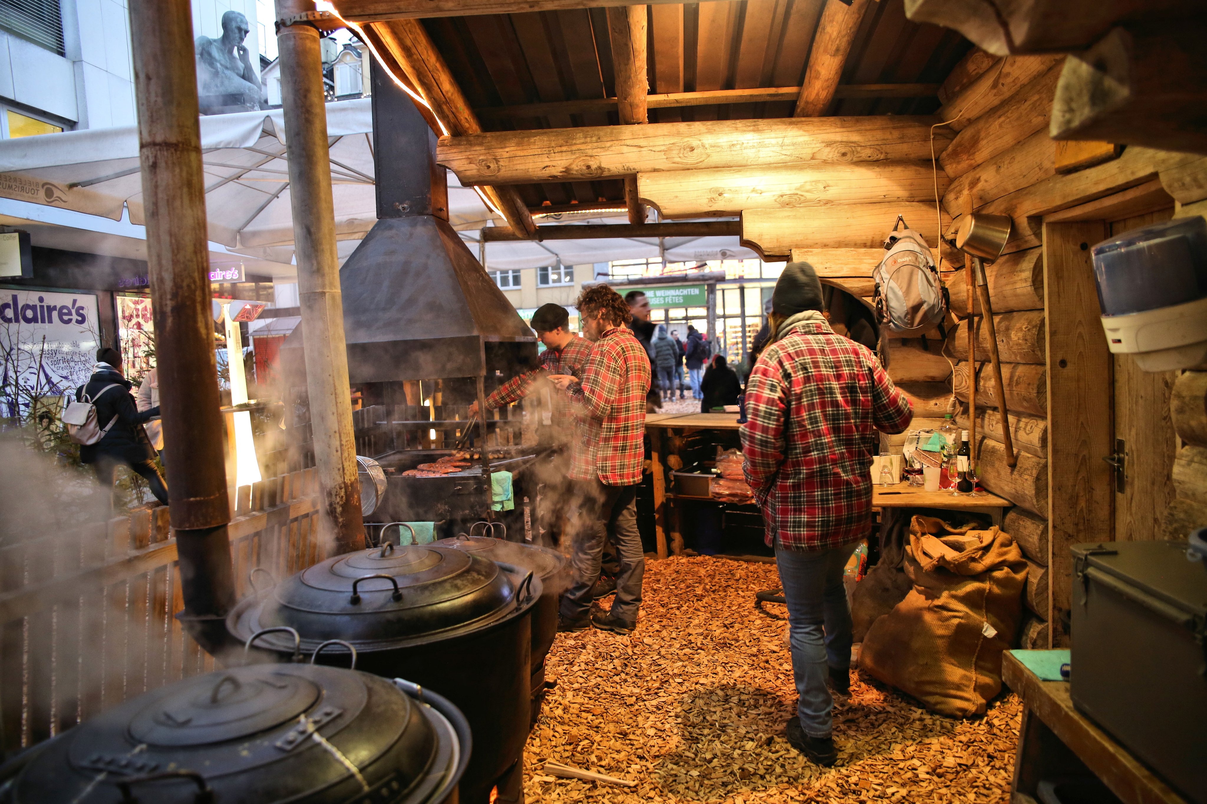 Cuisson à la flamme dans les cabanes en bois.