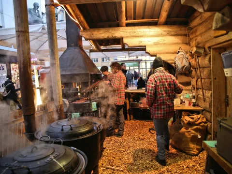 Cuisson à la flamme dans les cabanes en bois.