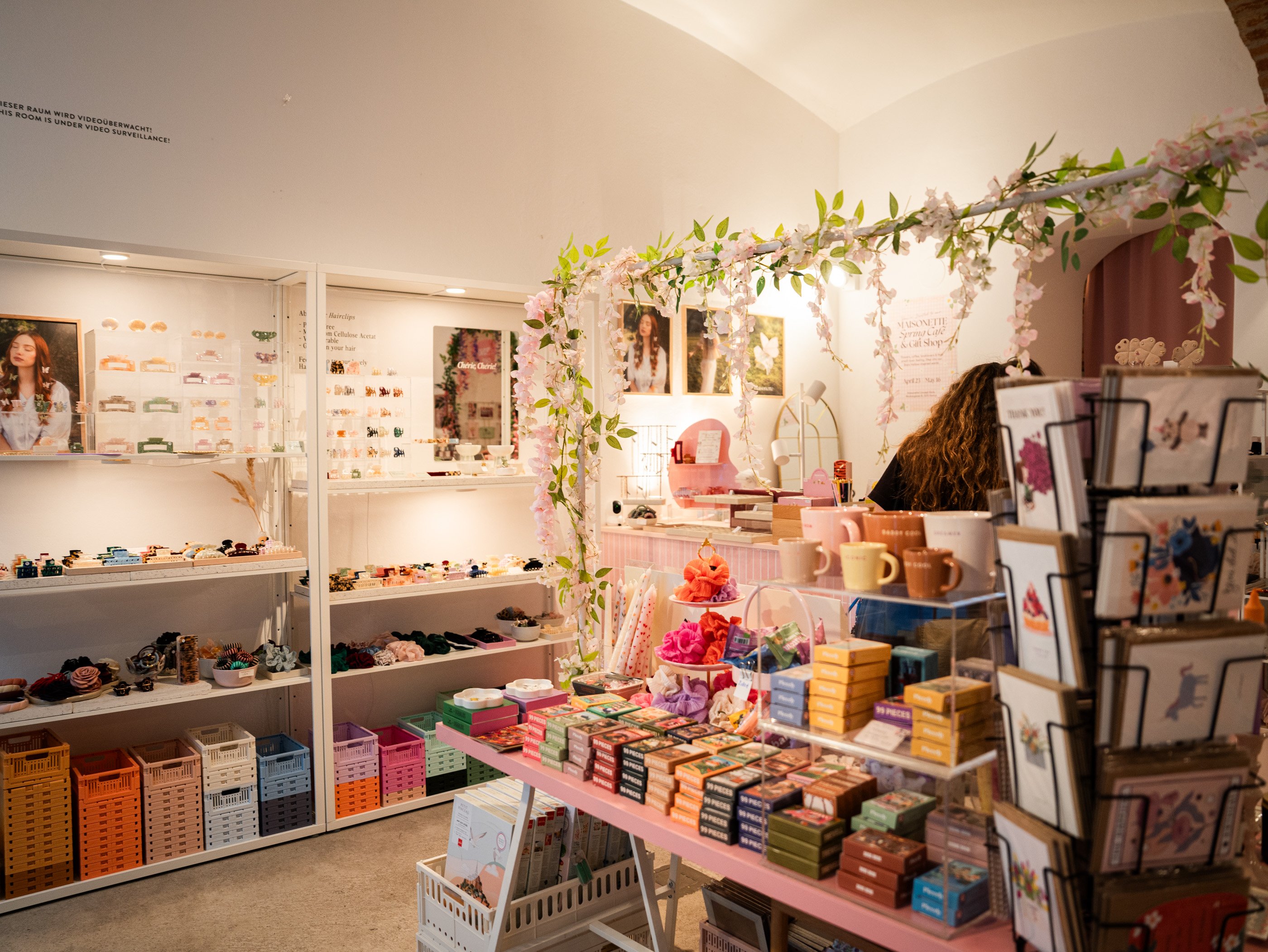 Interni dello store Maisonette a Vienna con accessori variopinti, biglietti di auguri, fermagli per capelli e decorazioni rosa.