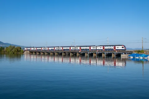 Eine Zürcher S-Bahn überquert bei Rapperswil den Zürichsee