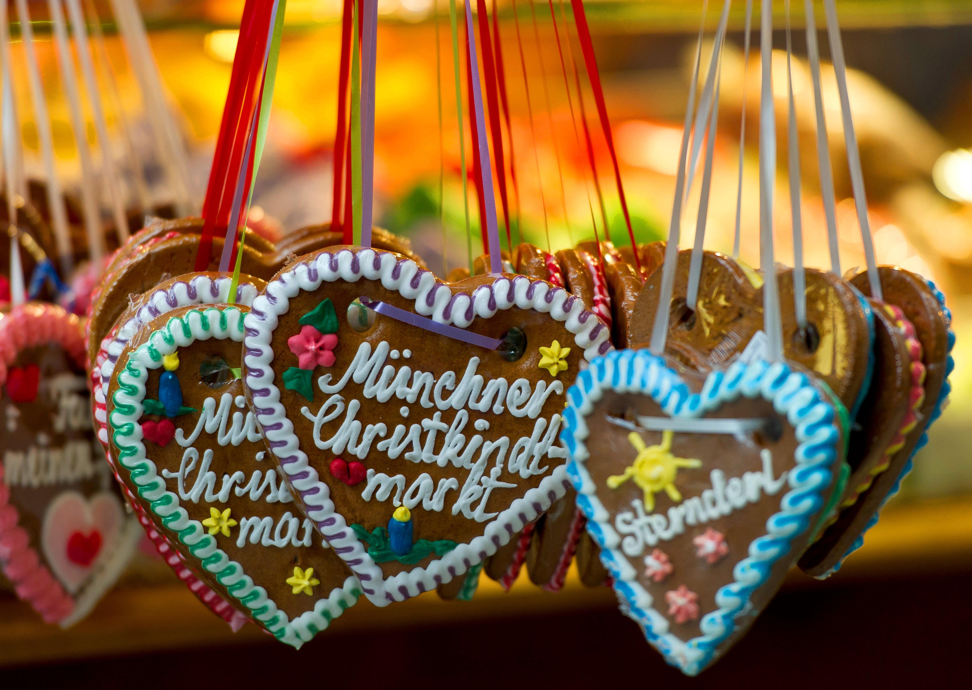 Bunt verzierte Lebkuchenherzen mit der Aufschrift “Münchner Christkindlmarkt” 