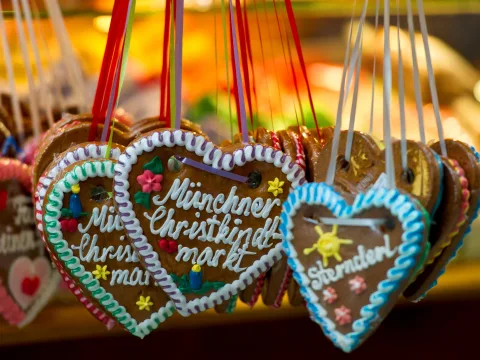 Bunt verzierte Lebkuchenherzen mit der Aufschrift “Münchner Christkindlmarkt”