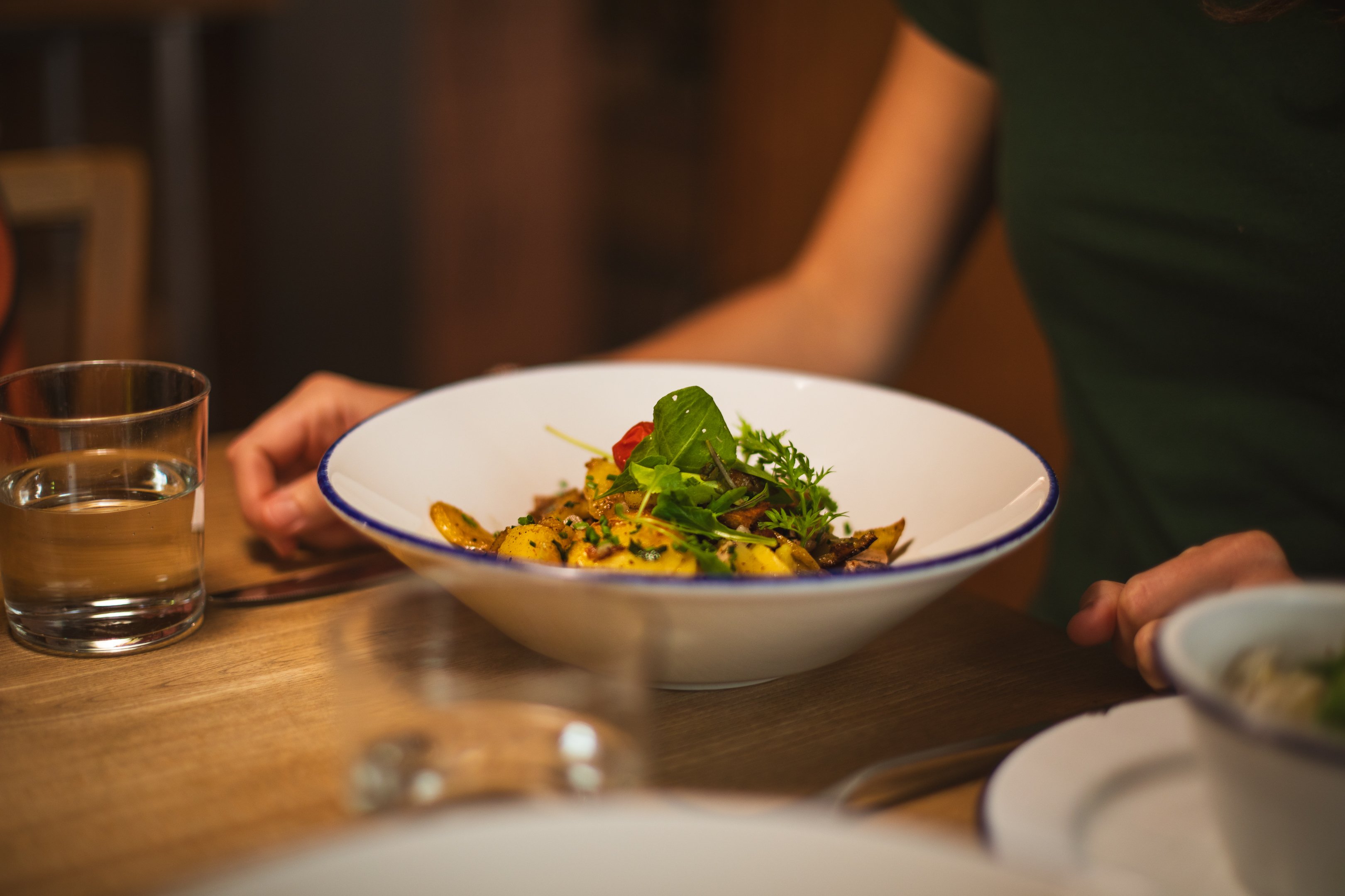 Un piatto di Gröstl alla tirolese pronto per essere servito.