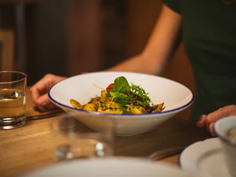 Un piatto di Gröstl alla tirolese pronto per essere servito.