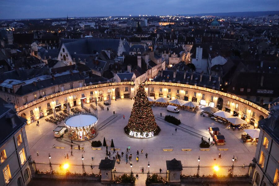 Der Place de la Libération von oben fotografiert, zu sehen ist der beleuchtete grosse Weihnachtsbaum. 
