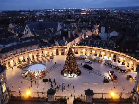 Der Place de la Libération von oben fotografiert, zu sehen ist der beleuchtete grosse Weihnachtsbaum.