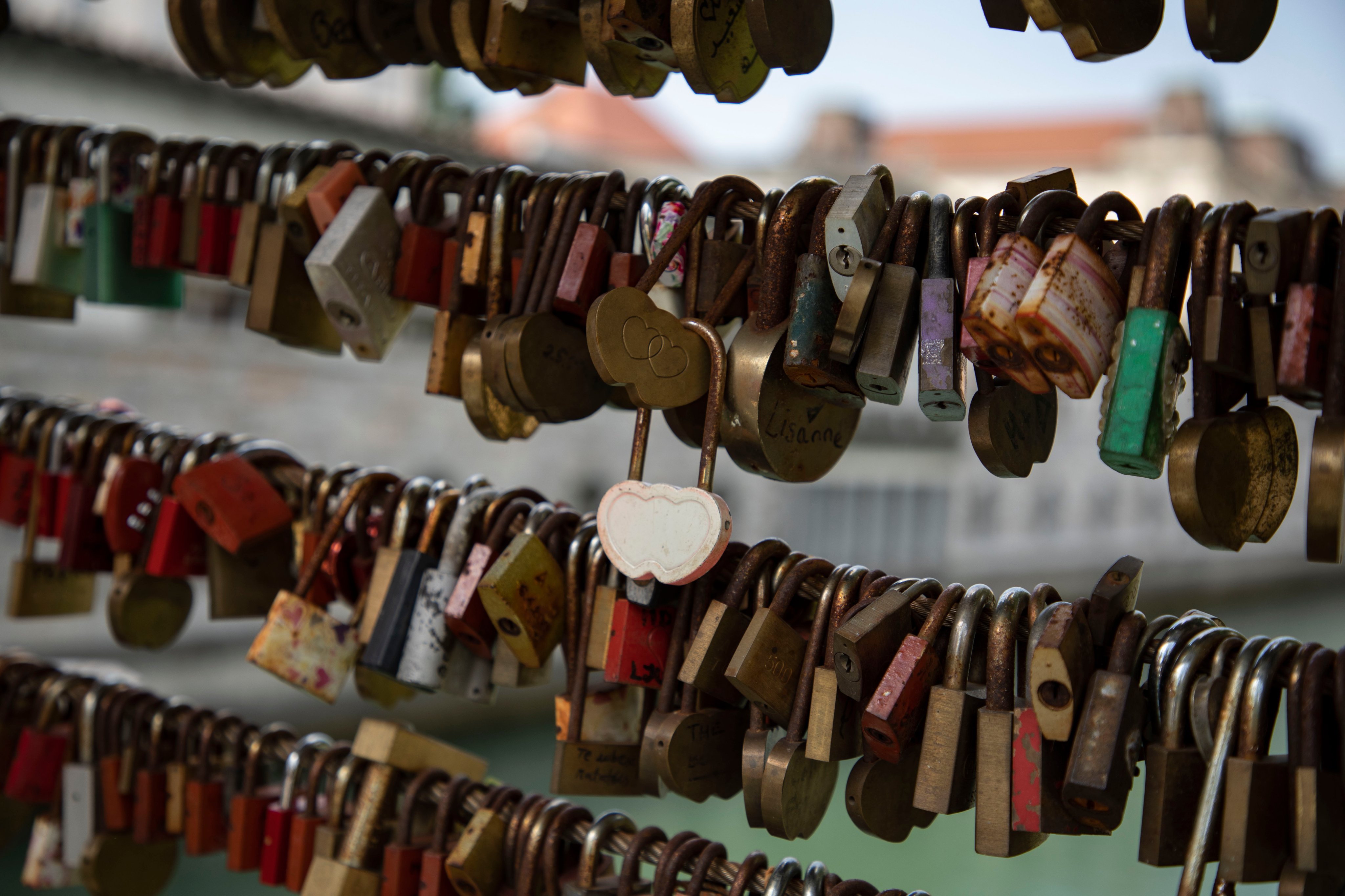 Sehr viele Schlüssel sind an den Drahtseilen der Brücke angemacht.