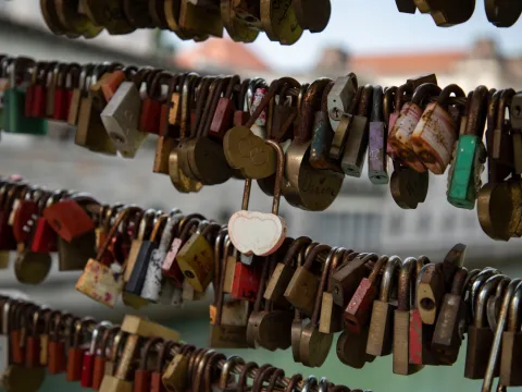 Sehr viele Schlüssel sind an den Drahtseilen der Brücke angemacht.