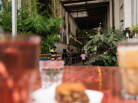 Interieur des Café Sphères in Zürich, Getränke auf dem Tisch, Kind im Hintergrund