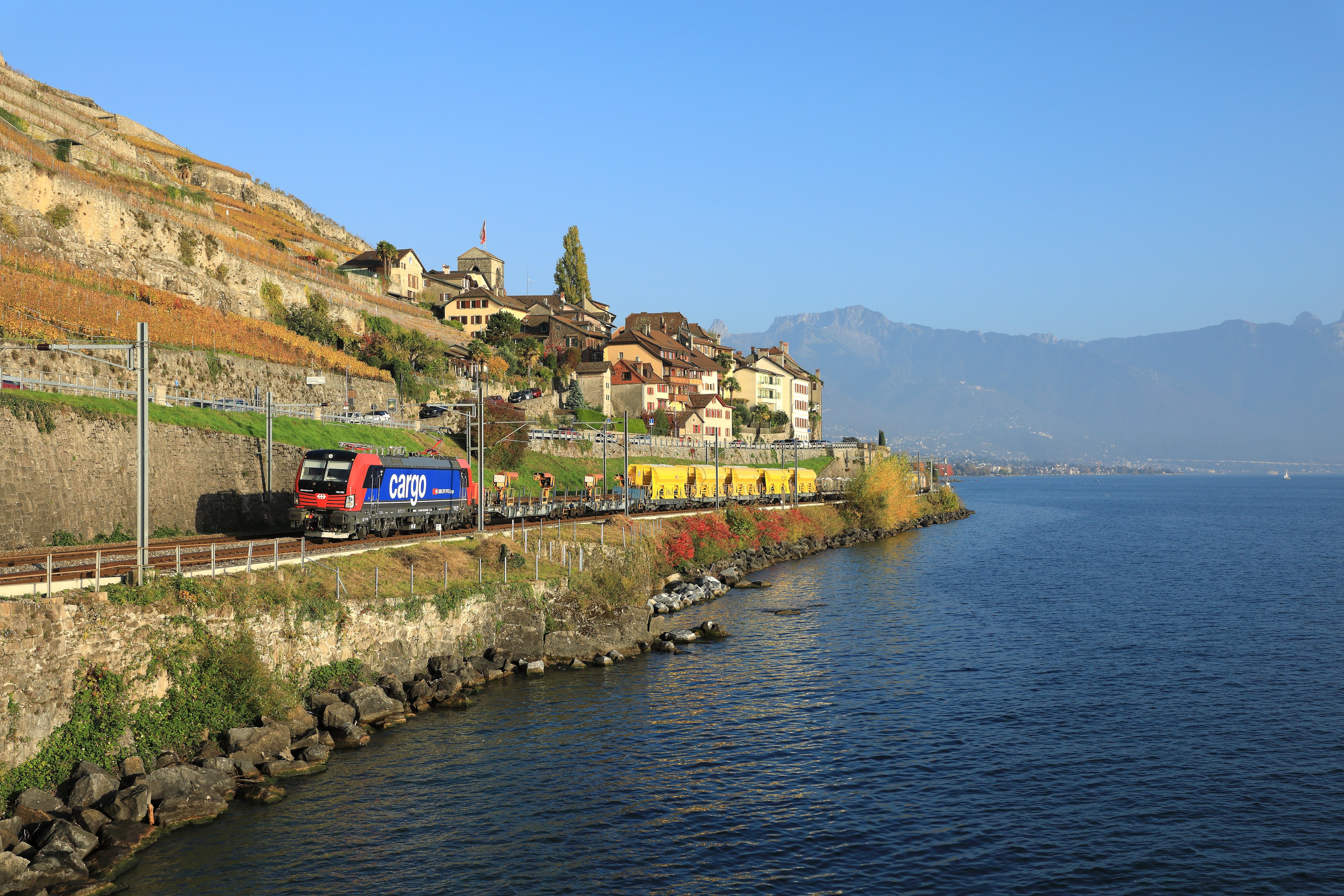  Un treno merci a carri isolati costeggia il lago Lemano a Saint-Saphorin.