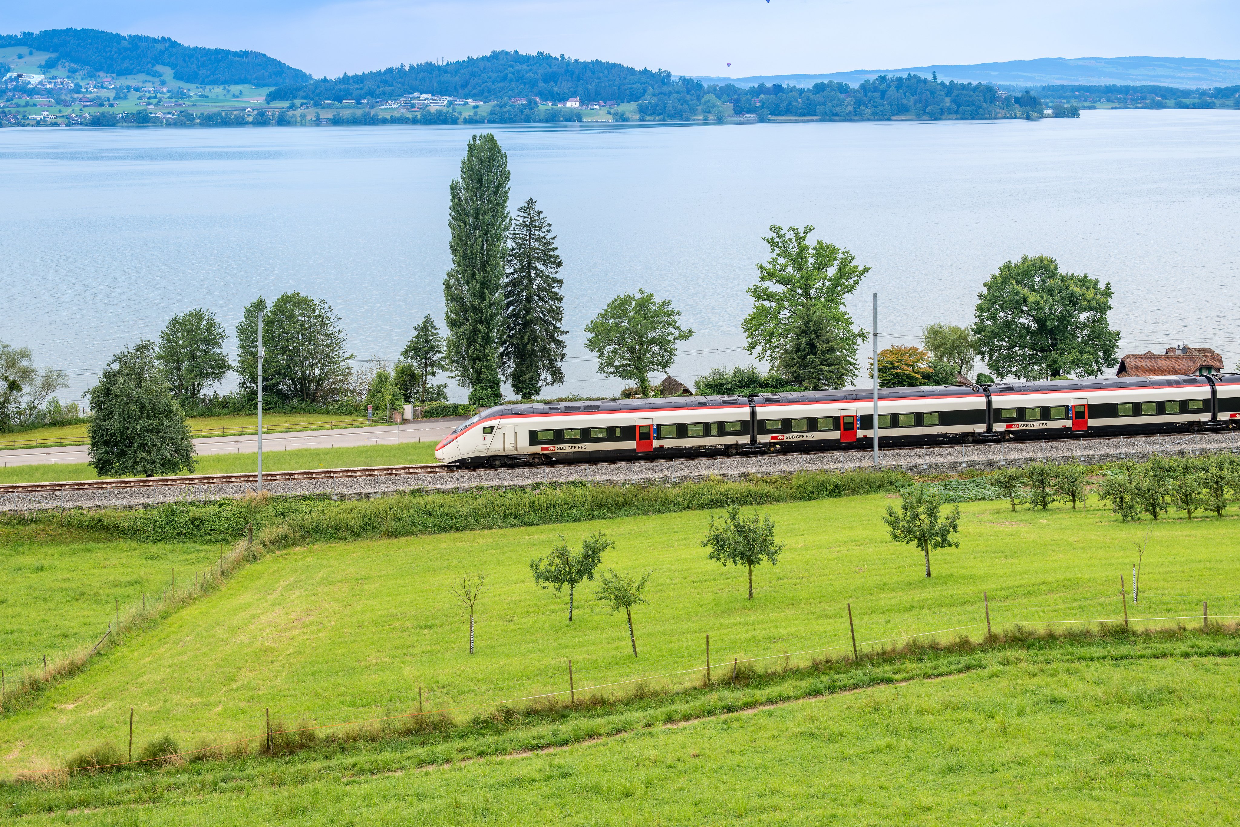 Ein Giruno fährt entlang des Zugersees.