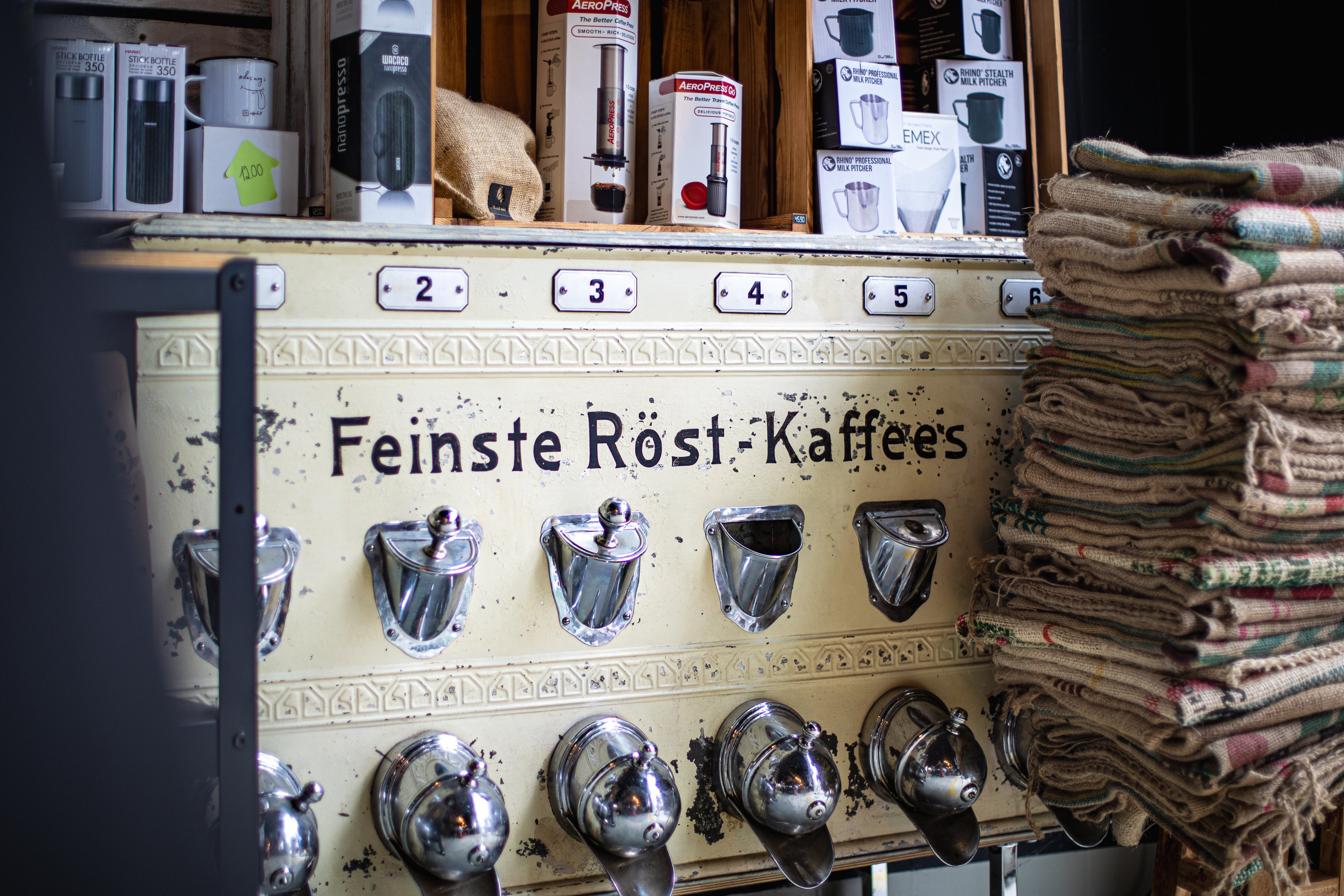 Un’antica credenza dove si teneva il caffè. Ora ci sono prodotti nuovi.