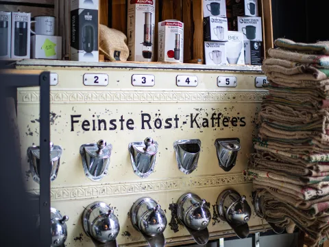 Un’antica credenza dove si teneva il caffè. Ora ci sono prodotti nuovi.