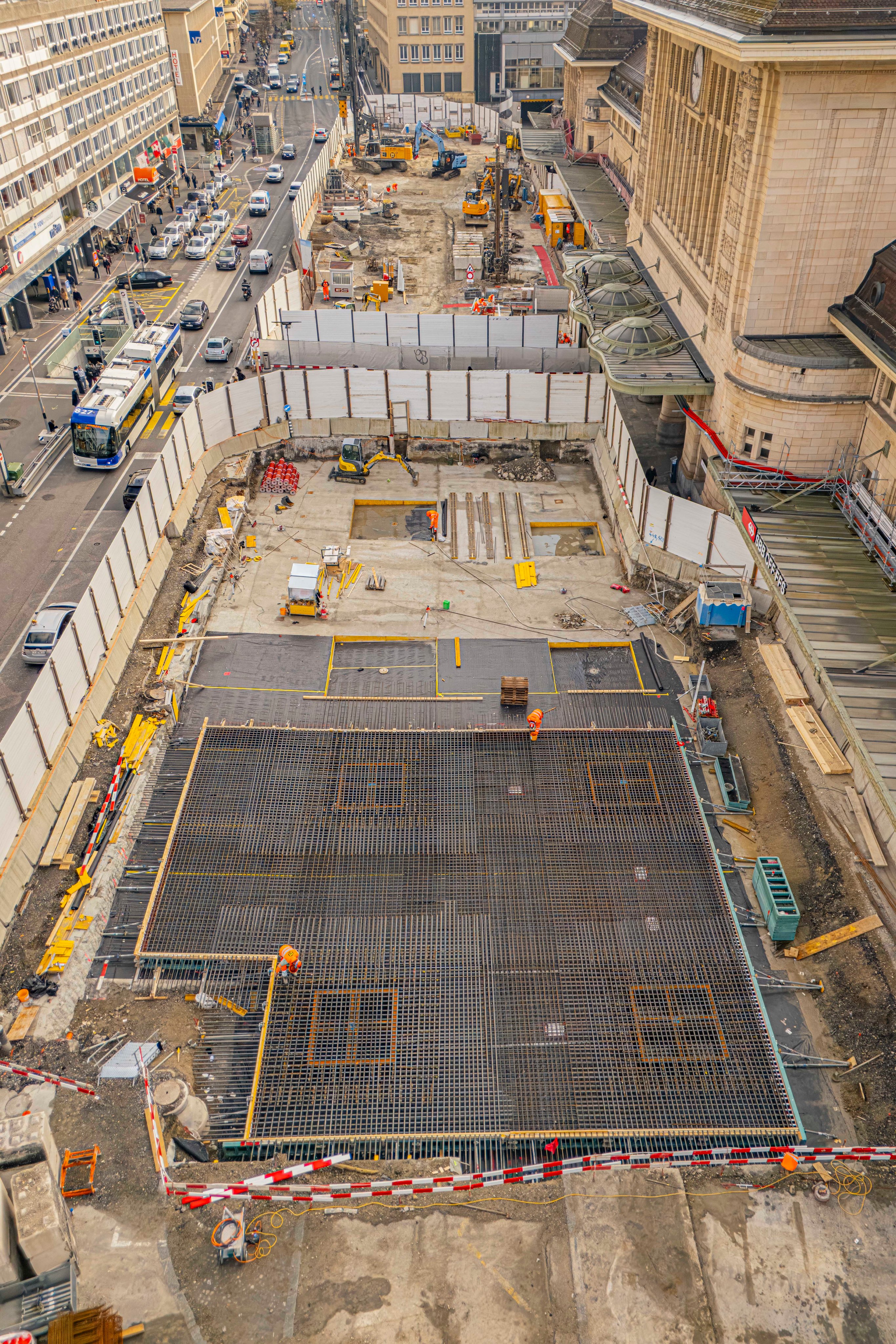 Vue aérienne de la place de la gare avec partie du chantier en cours de bétonnage.