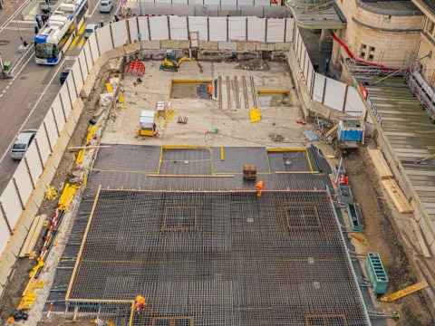 Vue aérienne de la place de la gare avec partie du chantier en cours de bétonnage.