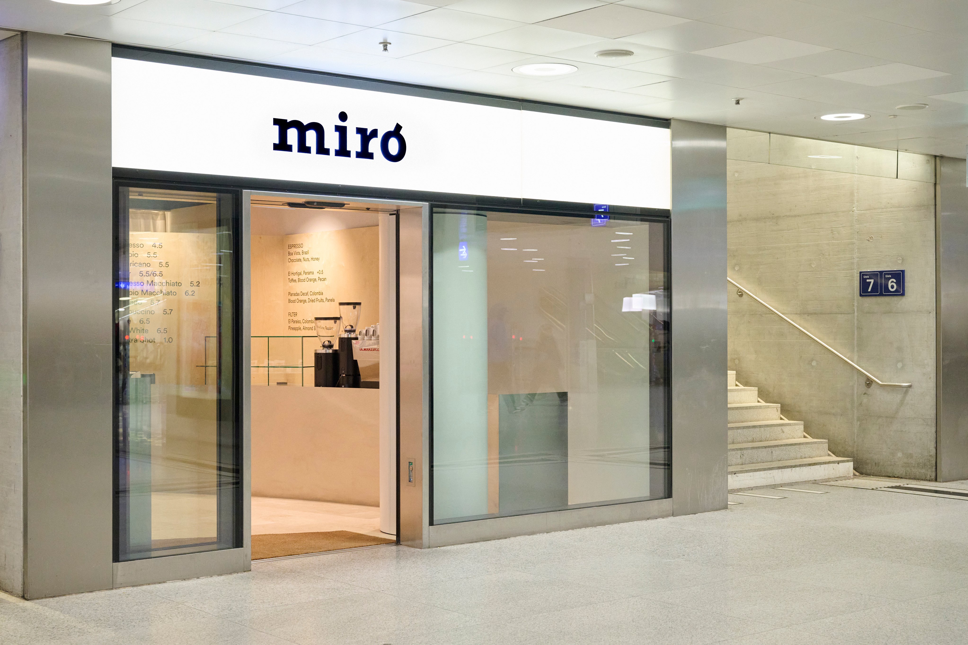 Negozio miró visto dall’esterno in un sottopassaggio FFS