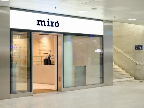 Negozio miró visto dall’esterno in un sottopassaggio FFS