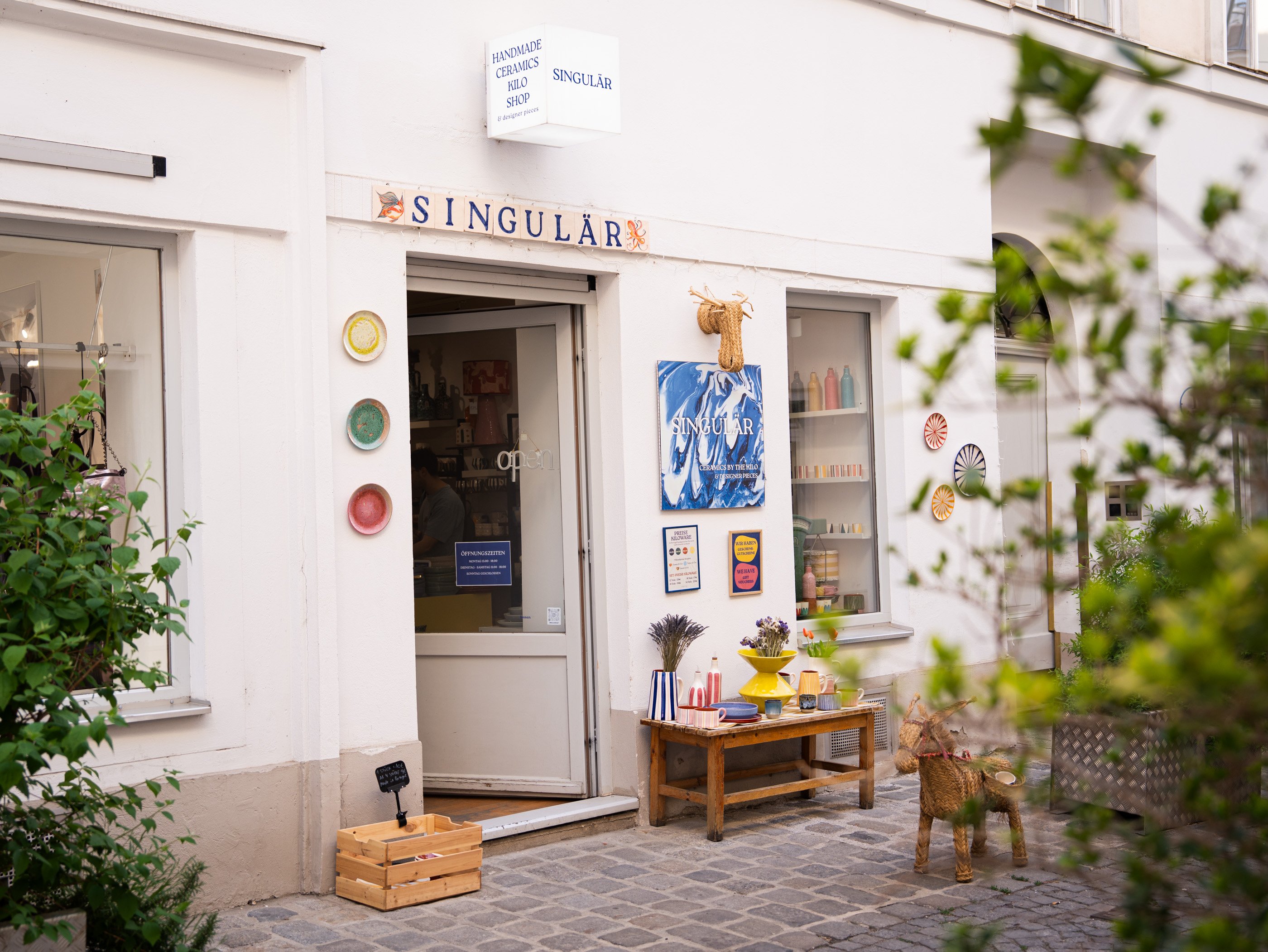 Eingangsbereich des Keramik- und Designgeschäfts Singulär in einem kleinen Innenhof in Wien.
