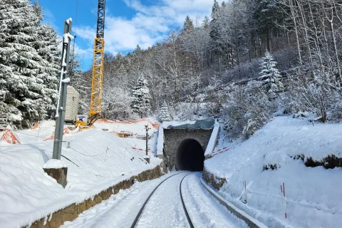 l'entrée d'un tunnel avec paysage de neige