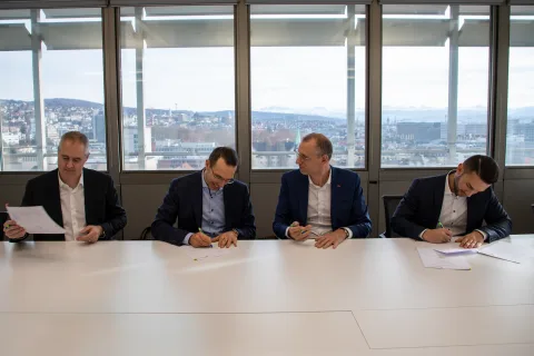 Rappresentanti di Migros e delle FFS firmano il contratto decennale