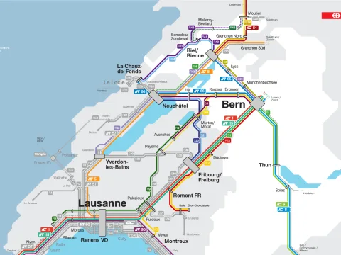 Questa immagine mostra in forma diagrammatica i cambiamenti del traffico ferroviario nel Cantone di Berna. Tutte le modifiche sono elencate anche nel testo sottostante.
