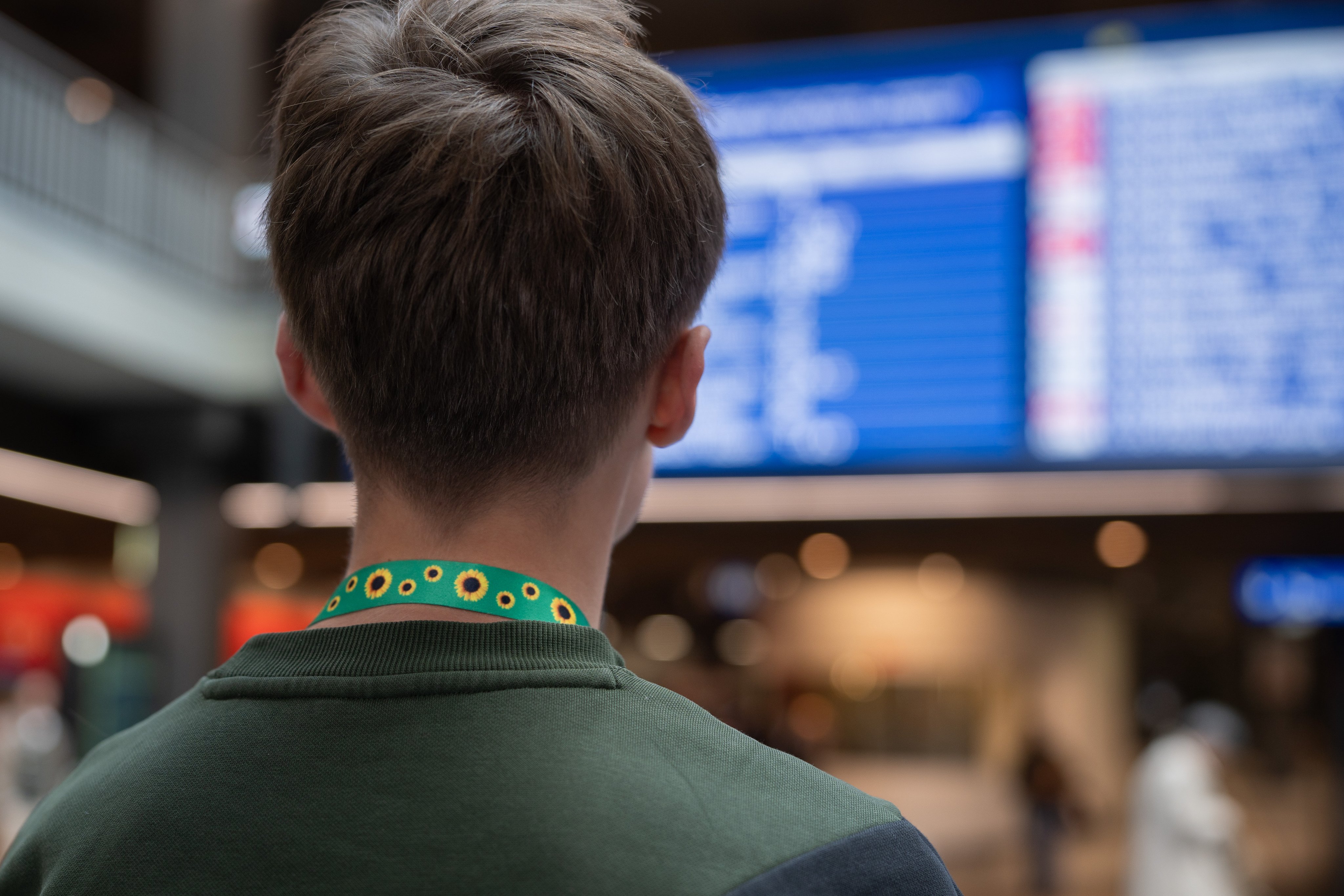 Ein Mensch mit Sunflower Lanyard im Bahnhof.