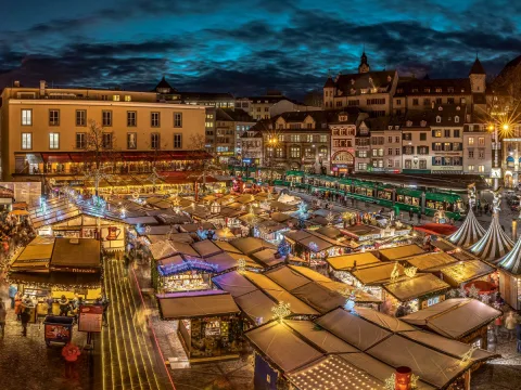 Un marché de Noël vu du ciel.