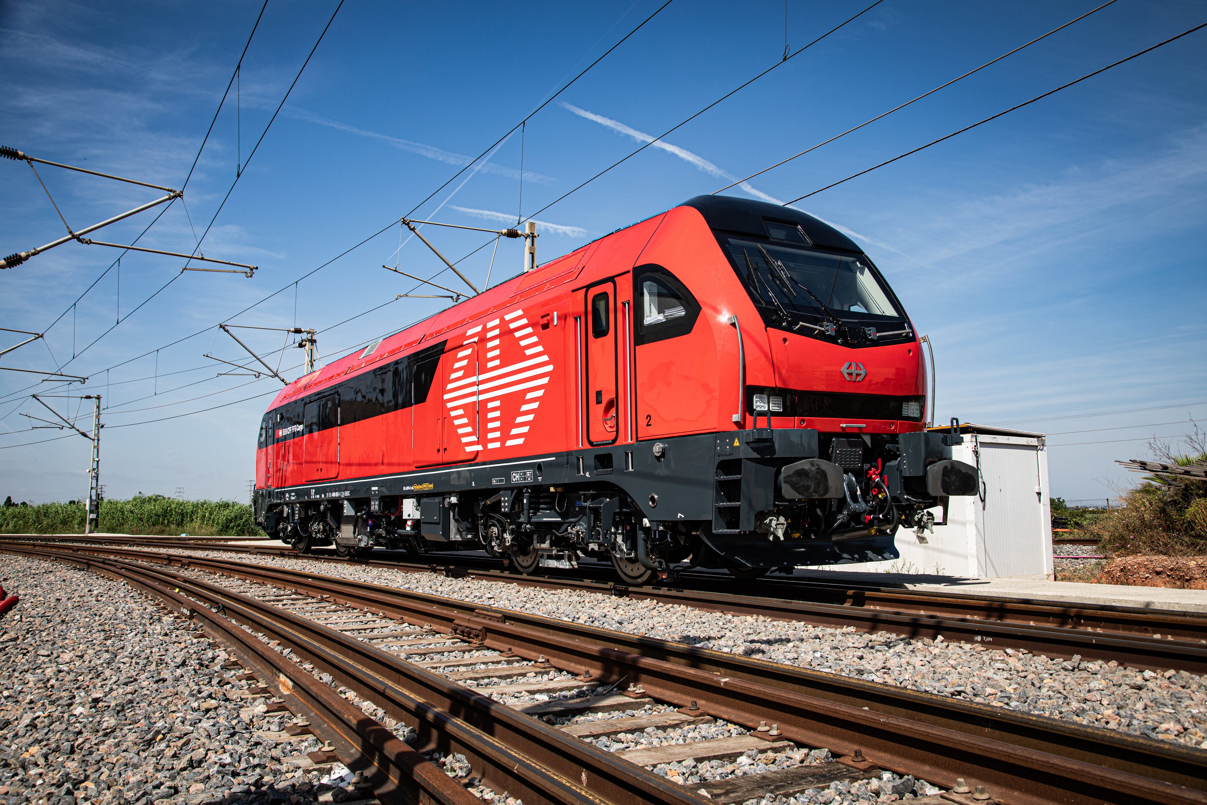 La nuova locomotiva per il traffico merci di FFS Cargo Svizzera si presenta in rosso. All’altezza dei finestrini, una banda nera percorre tutta la cassa della locomotiva. A destra è invece riportato il simbolo FFS a strisce.