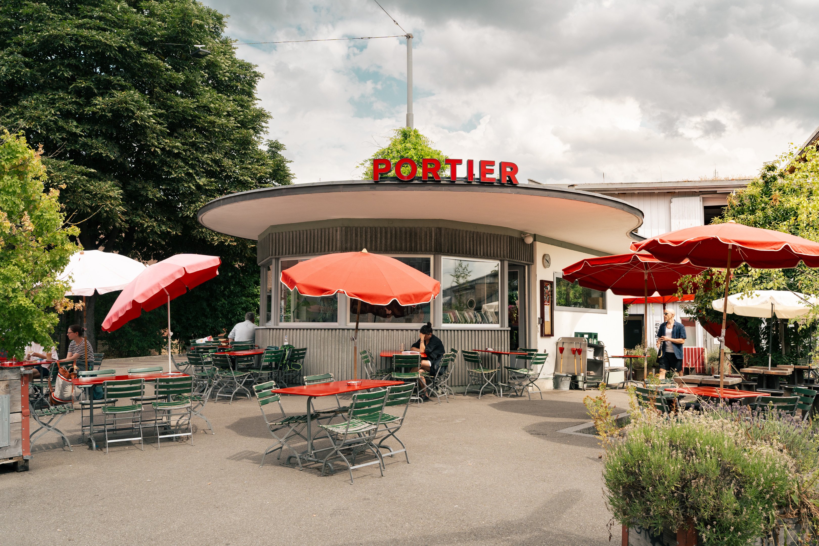Maison ronde avec terrasse ensoleillée au premier plan.